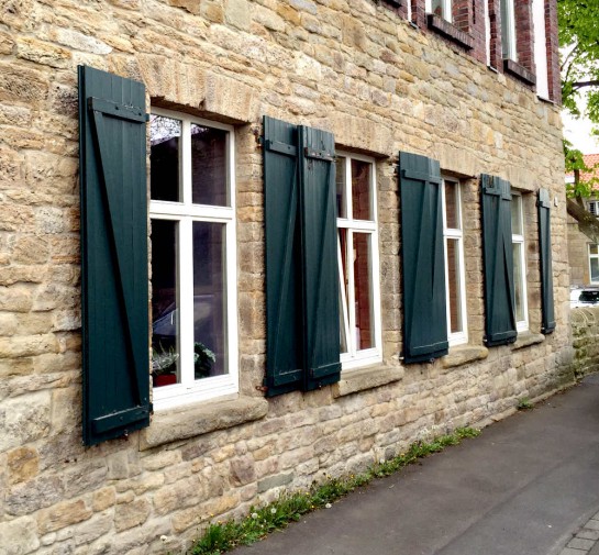 Dortmund-Schüren, Haus aus Natursteinen mit Fenstern mit Fensterläden