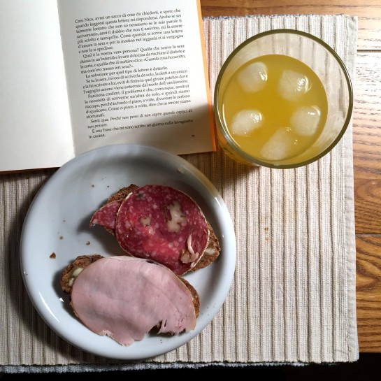12von12 im November: Frühstück mit zwei Broten, Buch und einer Maracujasaftschorle