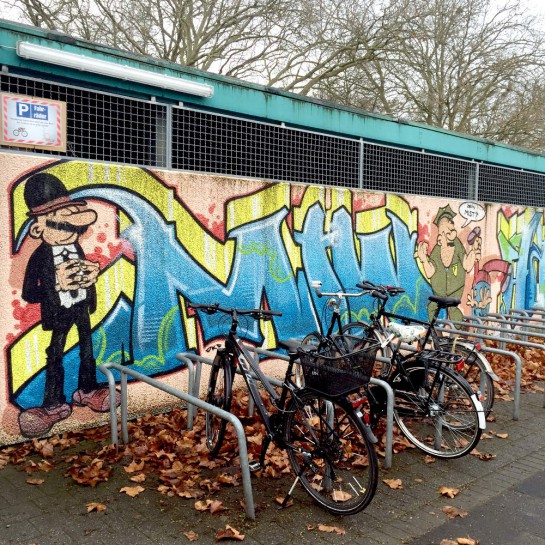 12von12: Buch Wand mit Grafitti, davor Fahrräder
