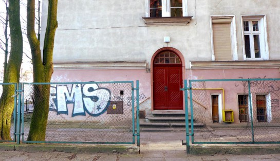 Haus in Wrzeszcz mit roter Tür