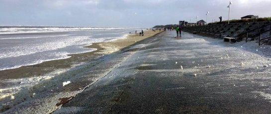 Norderney: Orkan Herwart wirbelt Gischtflocken auf