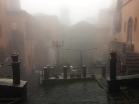 Montefiascone, Platz im Nebel