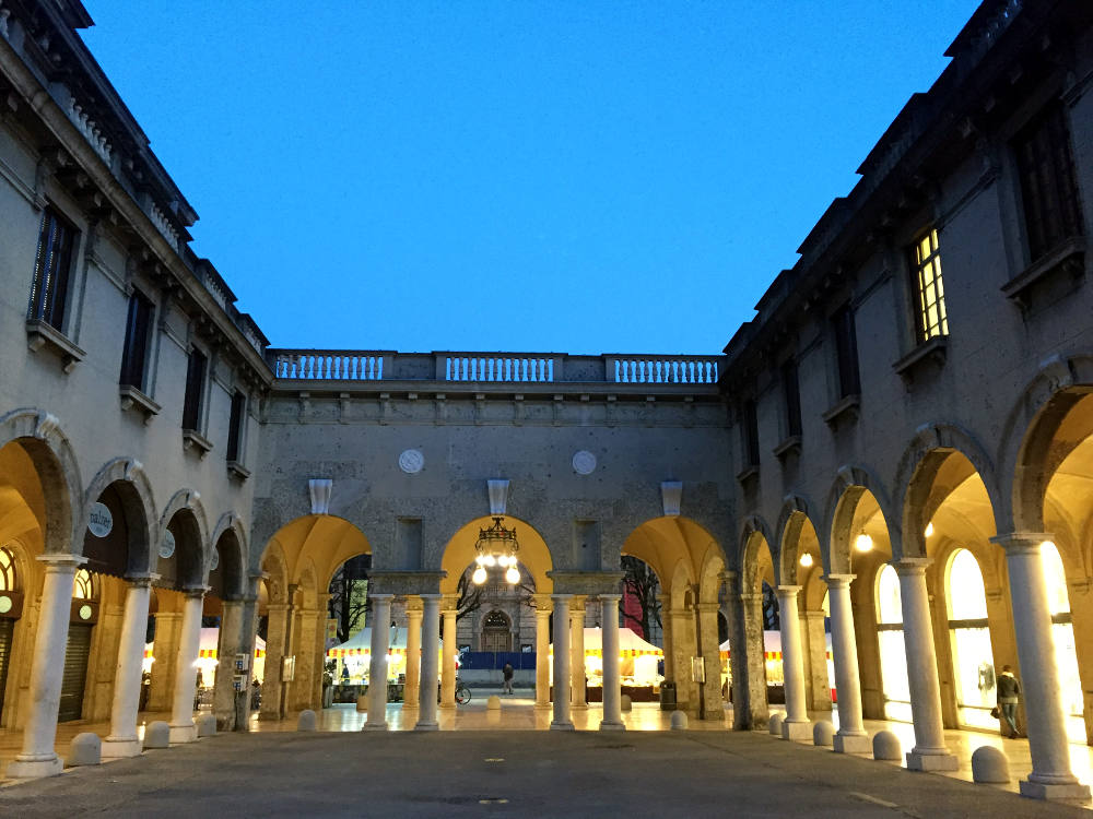 Bergamo: Beleuchteter Säulengang
