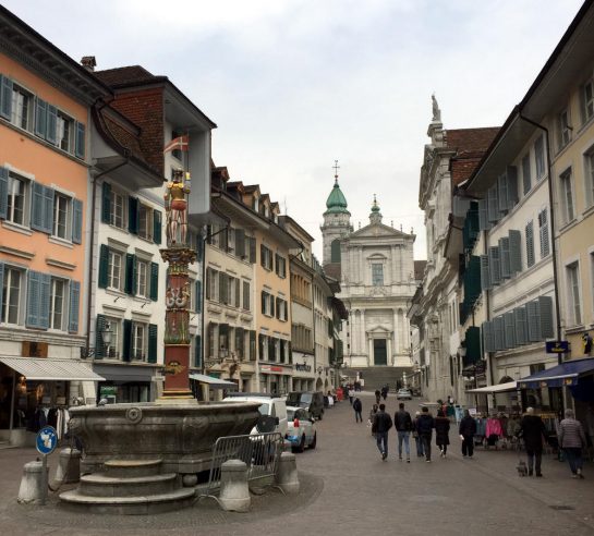 Solothurn: Einkaufsstraße mit Kathedrale
