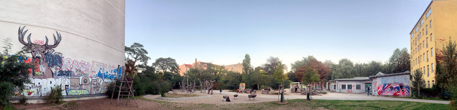 Panoramaaufnahme von einem Hinterhof mit Spielplatz