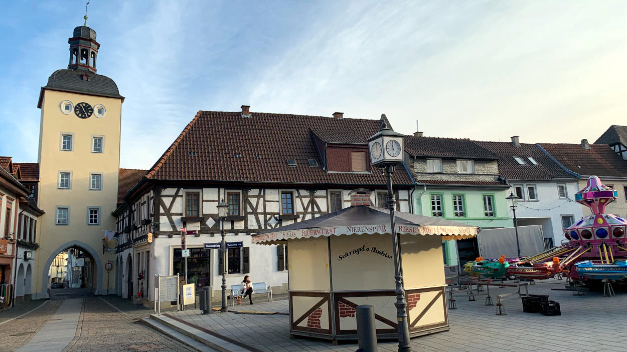 Marktplatz mit Stadttor und einem Karrussel