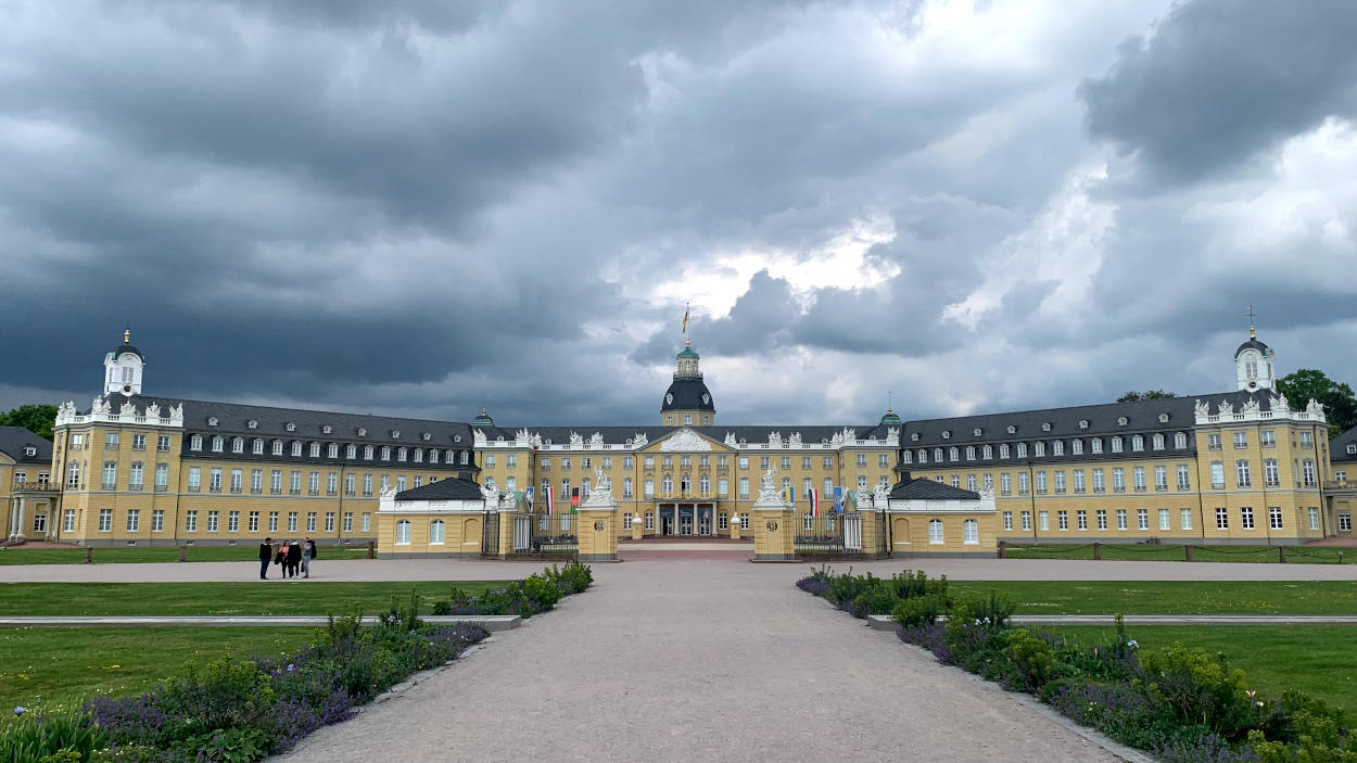 Das Karlsruher Schloss. Darüber bedrohlicher Himmel. 