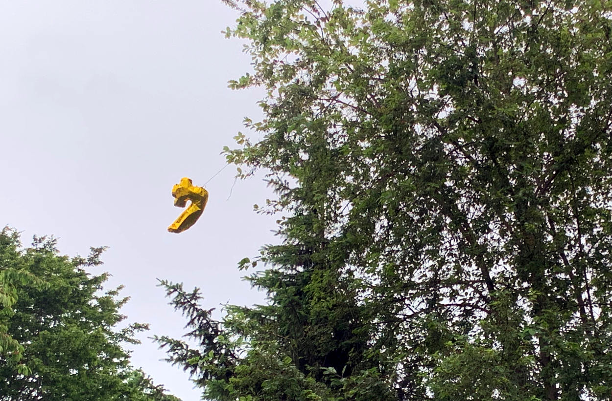 Ein Luftballon in Form einer 4 hängt im Baum