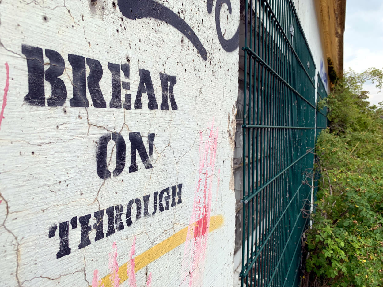 Altes Gebäude, Graffitti "Break on Through"