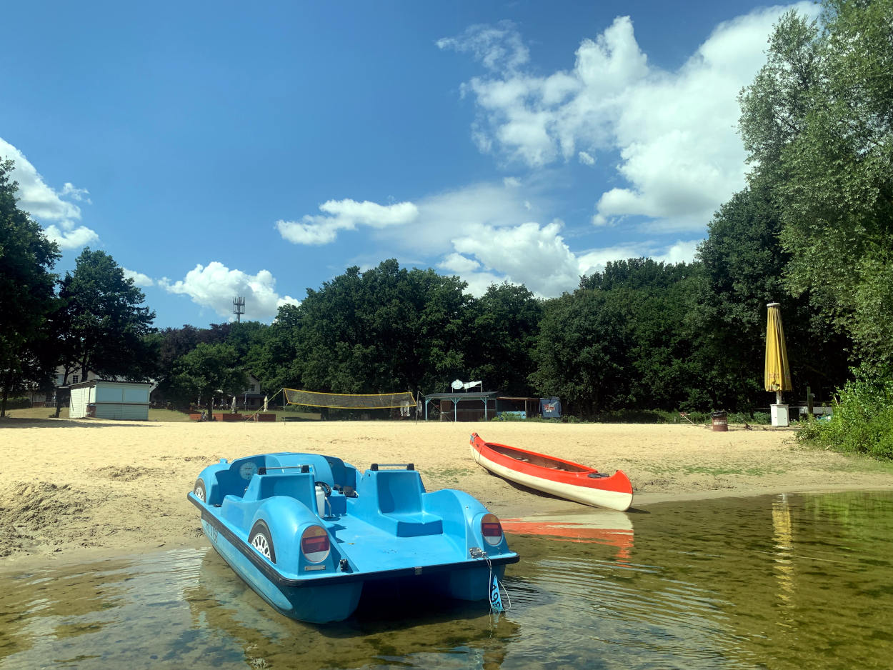 Ein Treetboot und ein Kajak an einem Strand