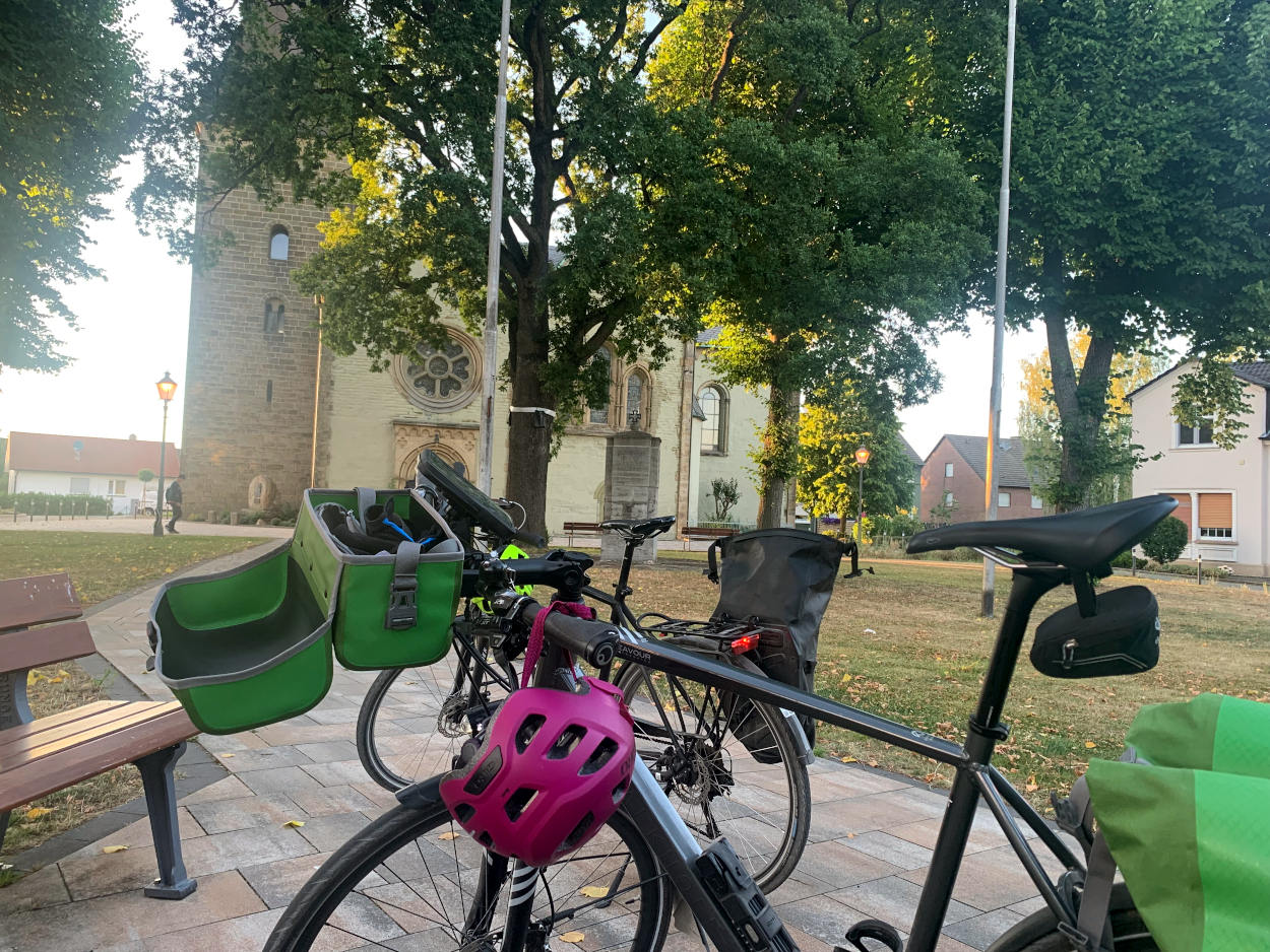 Fahrräder vor einer Kirche, Abendlicht