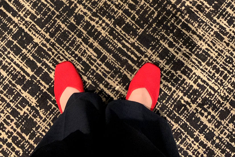 Rote Schuhe auf Teppich