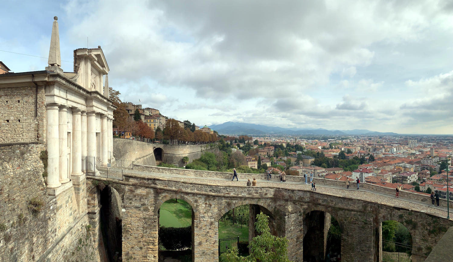 Brücke in die Città Alta, im Hintergrund liegt die Unterstadt zu Füßen. 