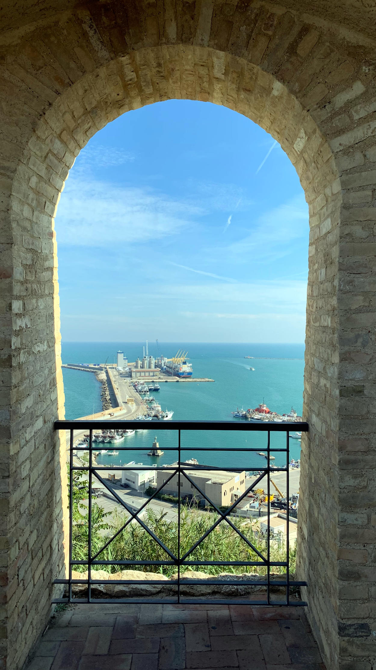 Blick durch den Torbogen der Zotadelle auf den Hafen von Ortona