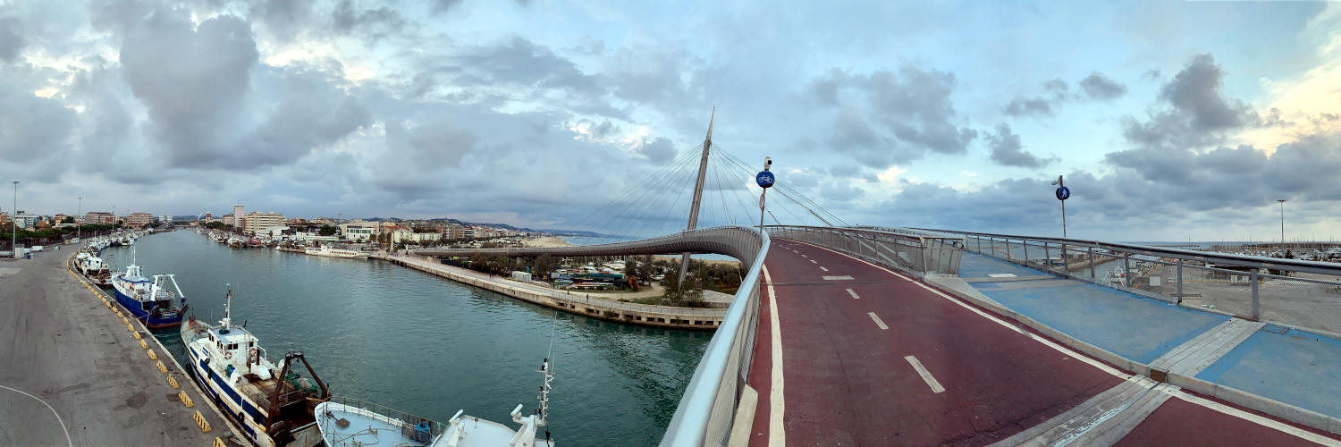 Pone del Mare: große, geschwungene Händebrücke über den Fluss Pescara - mit einer Radspur und einer Fußgängerspur