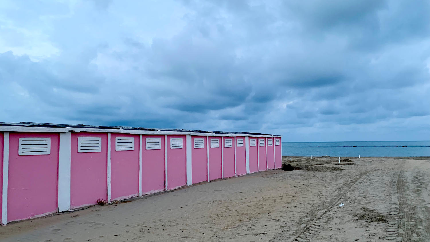 Rosa Strandhütten am Meer