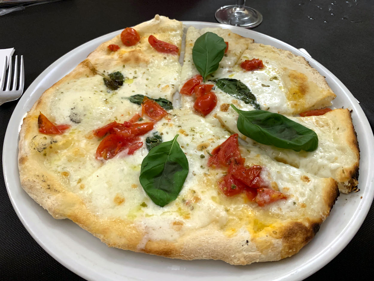 Pizza Biancha mit Büffelmozzarella