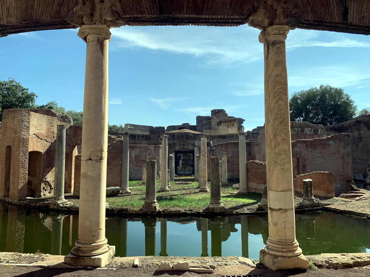 Blick durch zwei Säulen auf die Mitte des Teatro Maritimo
