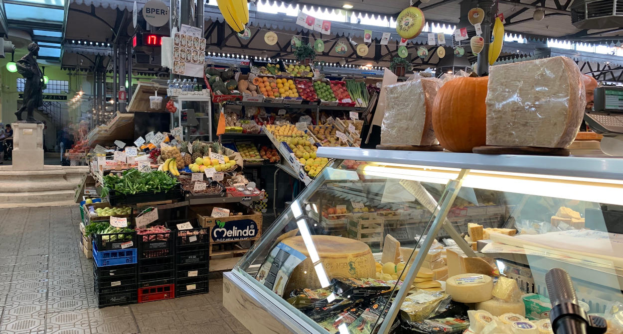 Auslagen in der Markthalle: Früchte und Käse