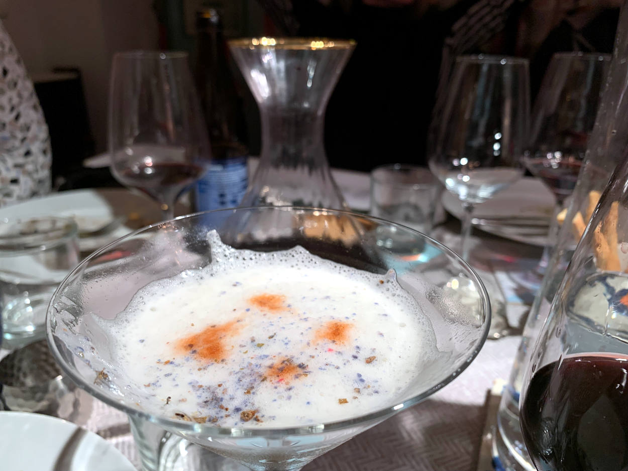 Cocktail Pisco Sour im Martiniglas mit Eiweißschaum und Veilchenpulver