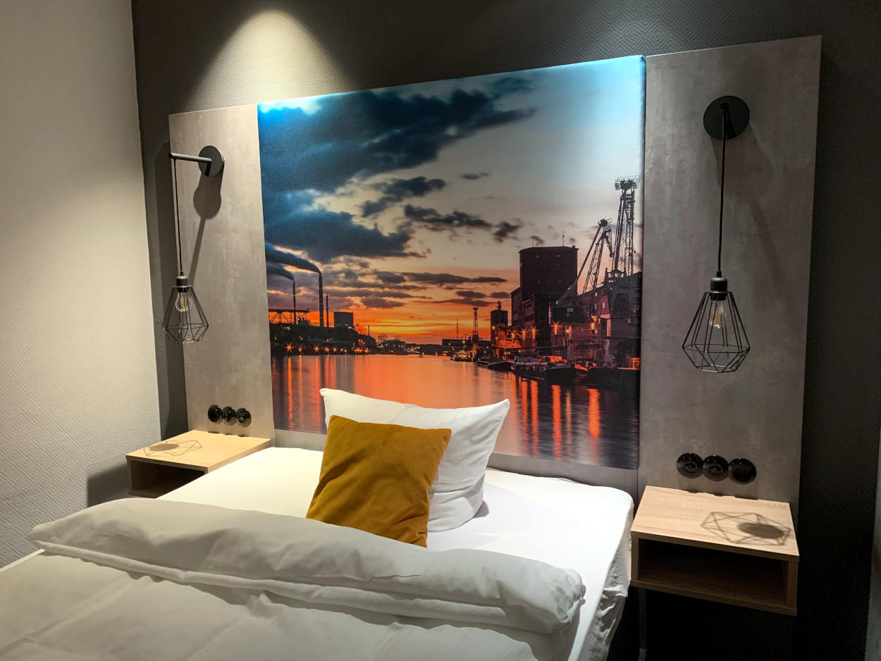 Hotelzimmer mit Bild von einem Hafen