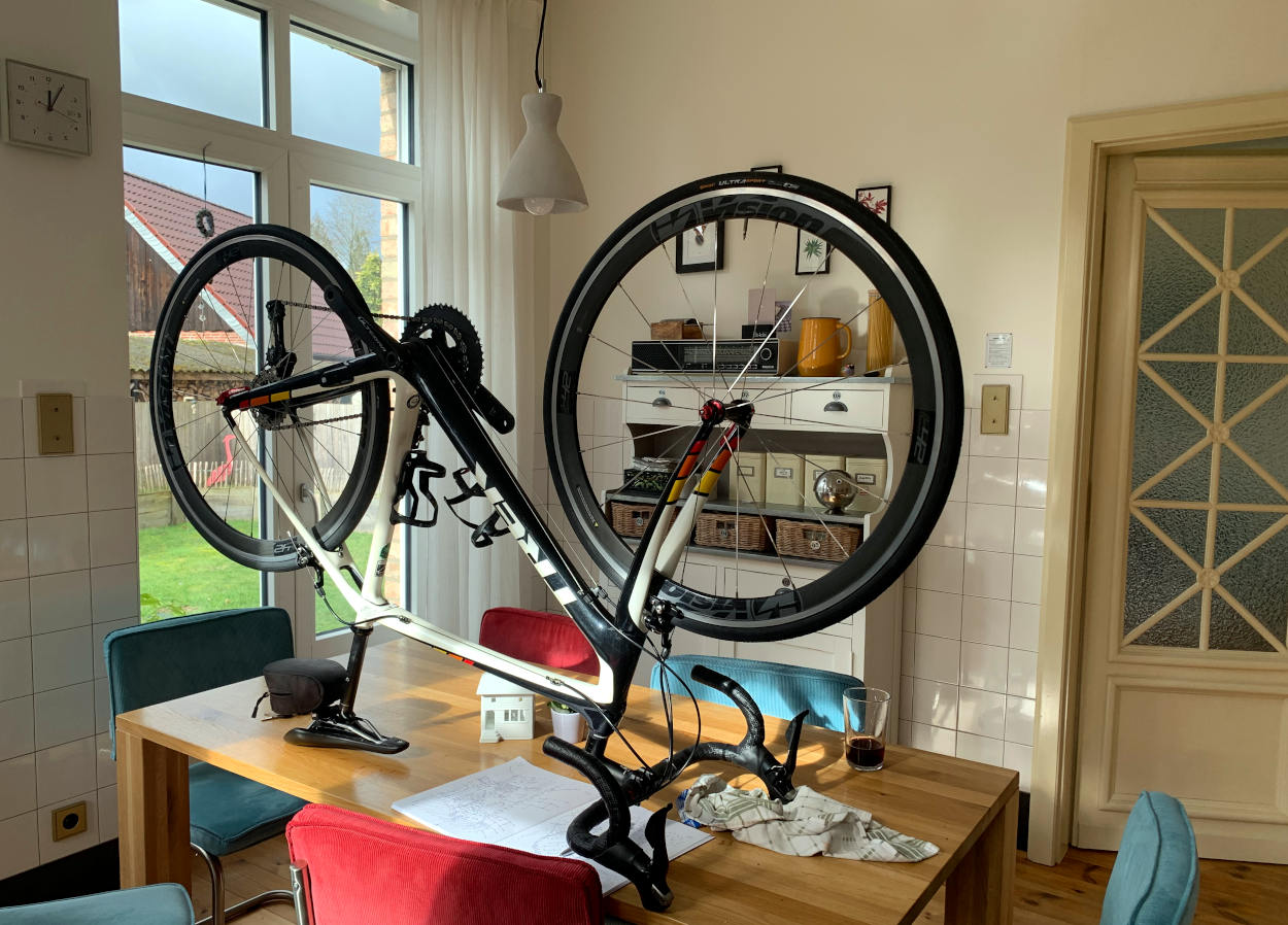 Rennrad steht auf dem Küchentisch auf dem Kopf. 