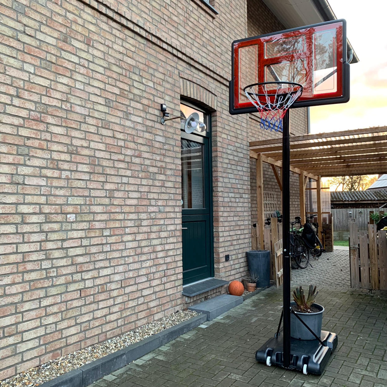 Freistehender Basketballkorb in der Einfahrt