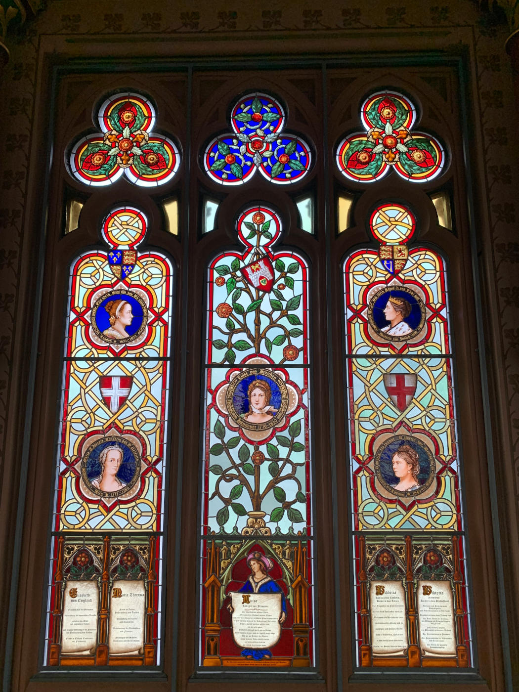 Buntglasfenster mit historischen Persönlichkeiten