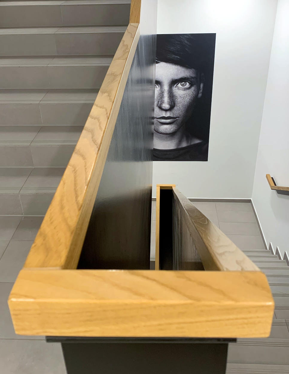 Treppenhaus mit Bild eines Jungen