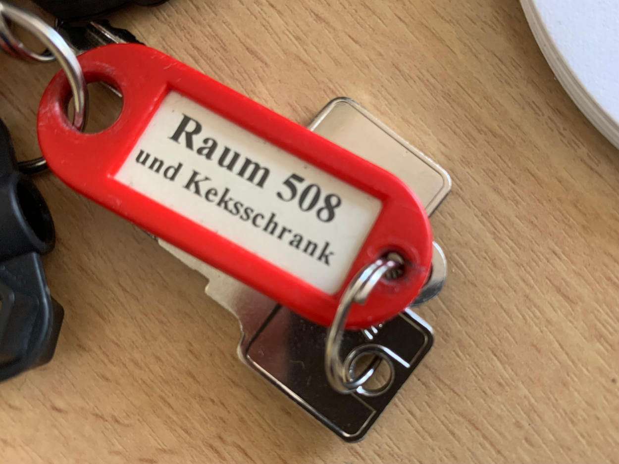 Schlüsselanhänger mit der Beschriftung "Raum 508 und Keksschrank"