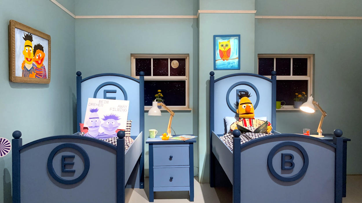 Ernie und Bert in ihren Betten; Ernie ist nicht da. 