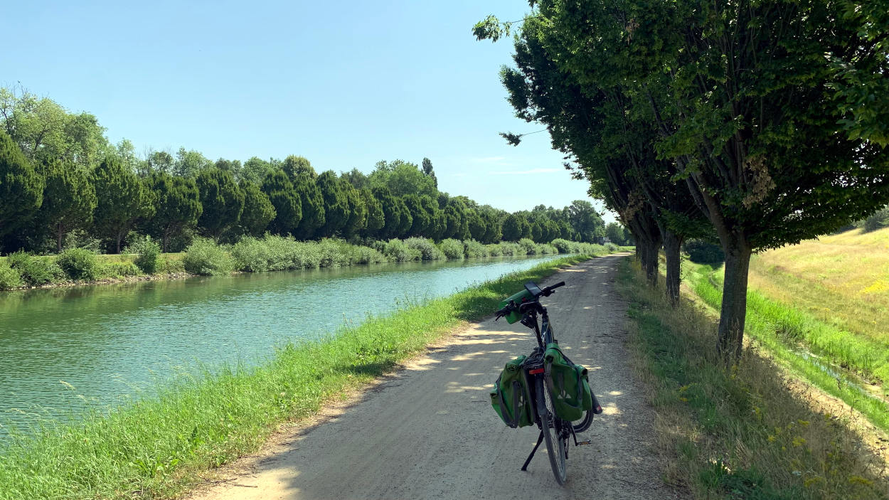 Fahrrad an Kanal