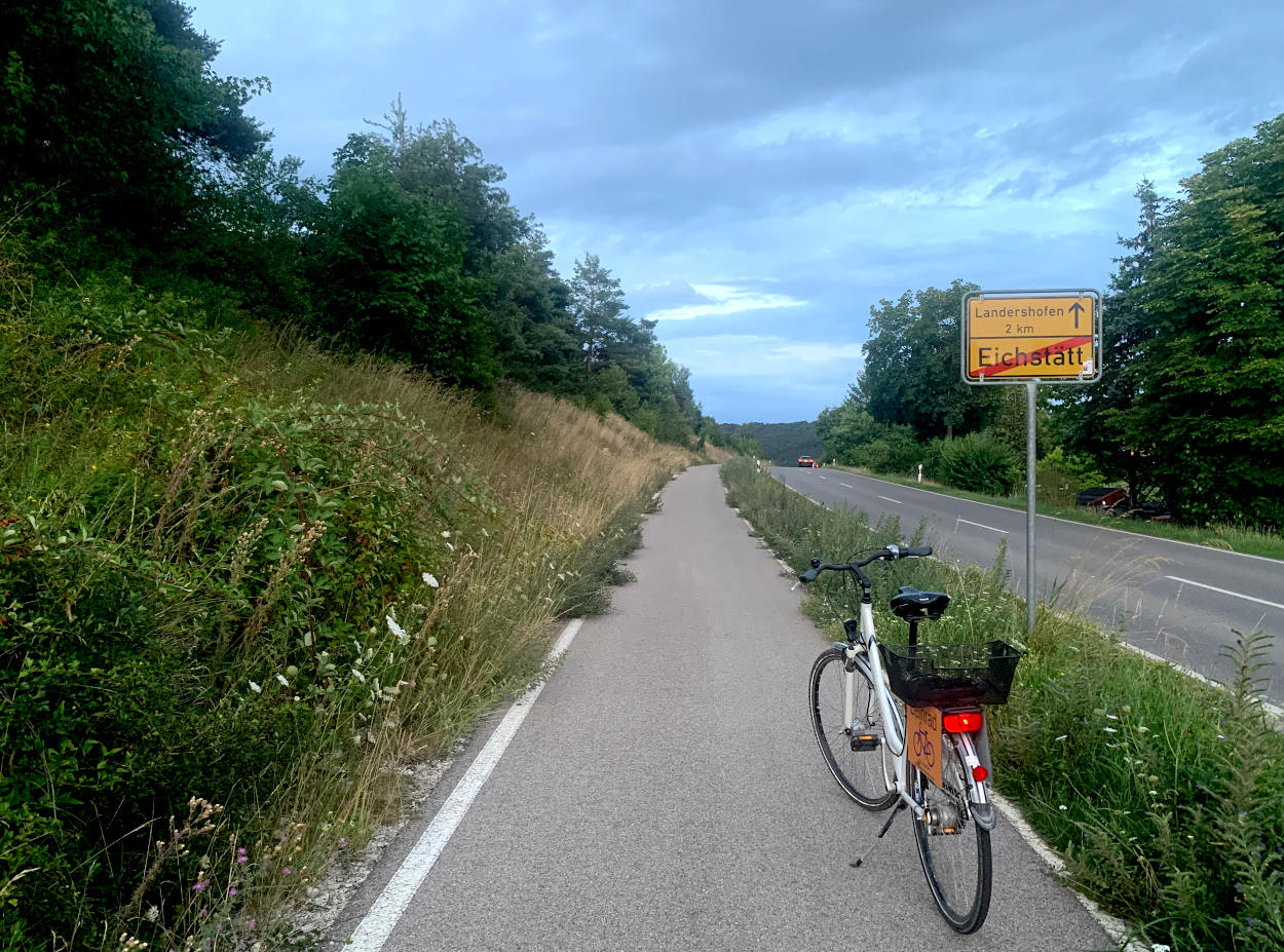 Fahrrad an der Landstraße vor dem Ortsausgangsschild Eichstätt, zwei Kilometer bis Landershofen