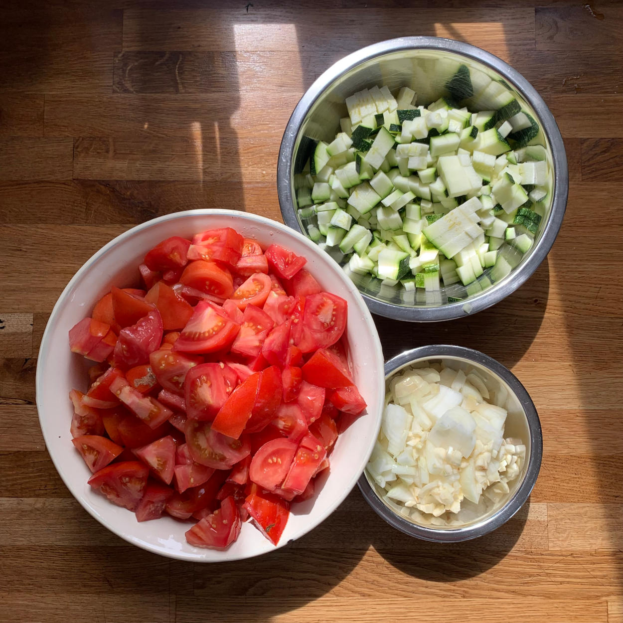 Tomaten, in Stücke geschnitten. Zucchini, in Stücke geschnitten. Zwiebeln, in Stücke geschnitten. 