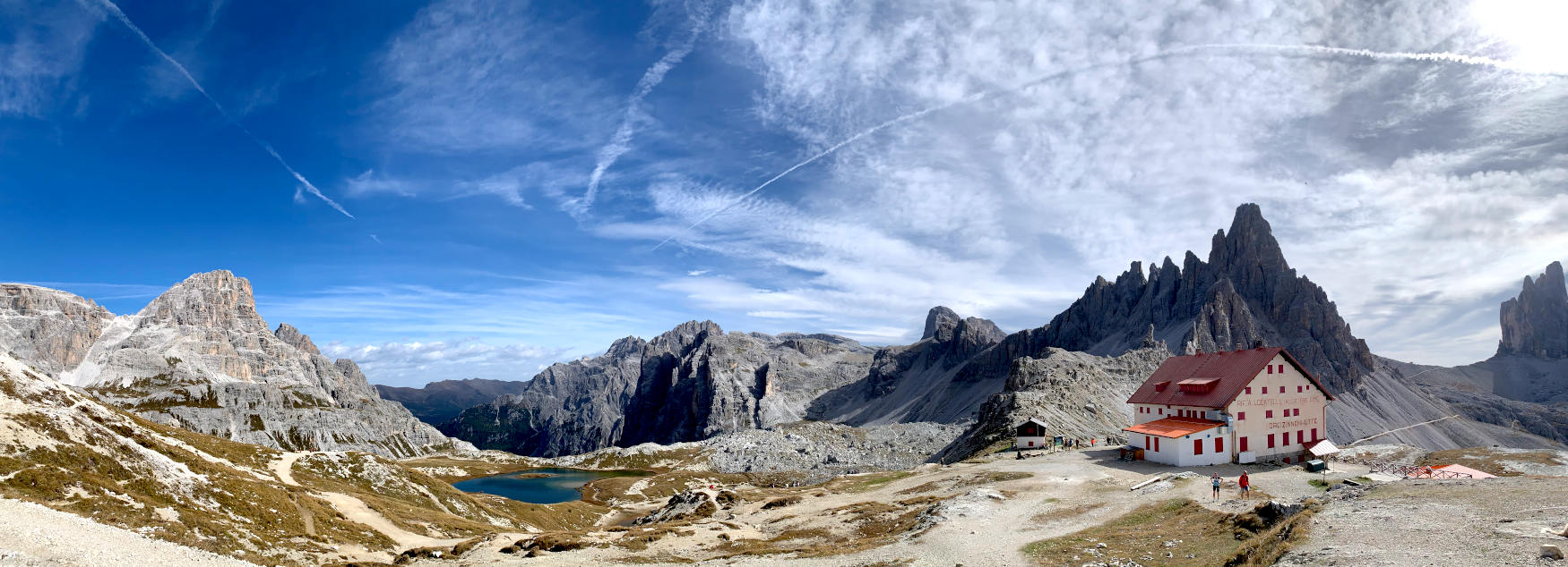 Panoramaufnahme: Drei-Zinnen-Hütte vor alpiner Kulisse