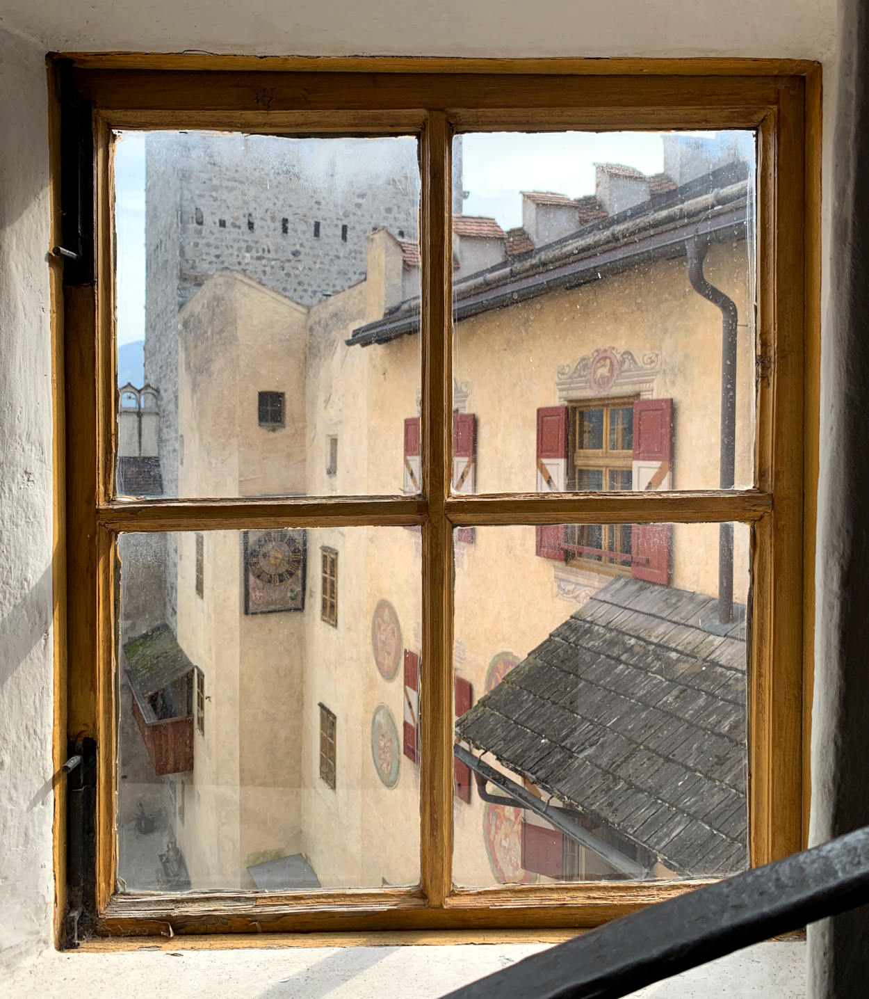 Ausstellung MMM Ripa: Blick aus einem Holzfenster auf bunte Burgmauern