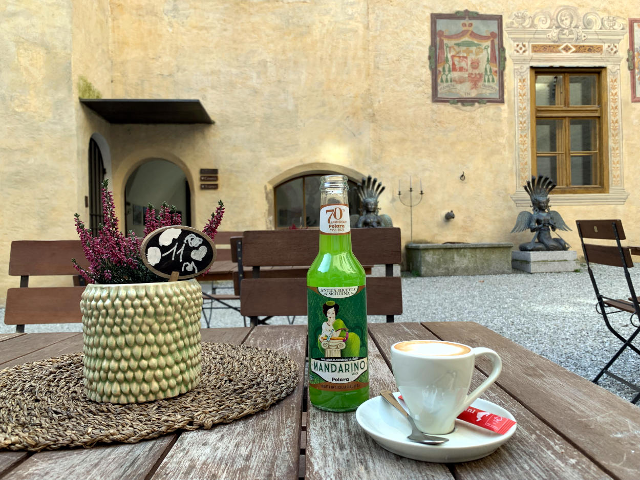 Ausstellung MMM Ripa, im Burghof: Espresso Macchiato und eine grüne Limonade auf einem Tisch