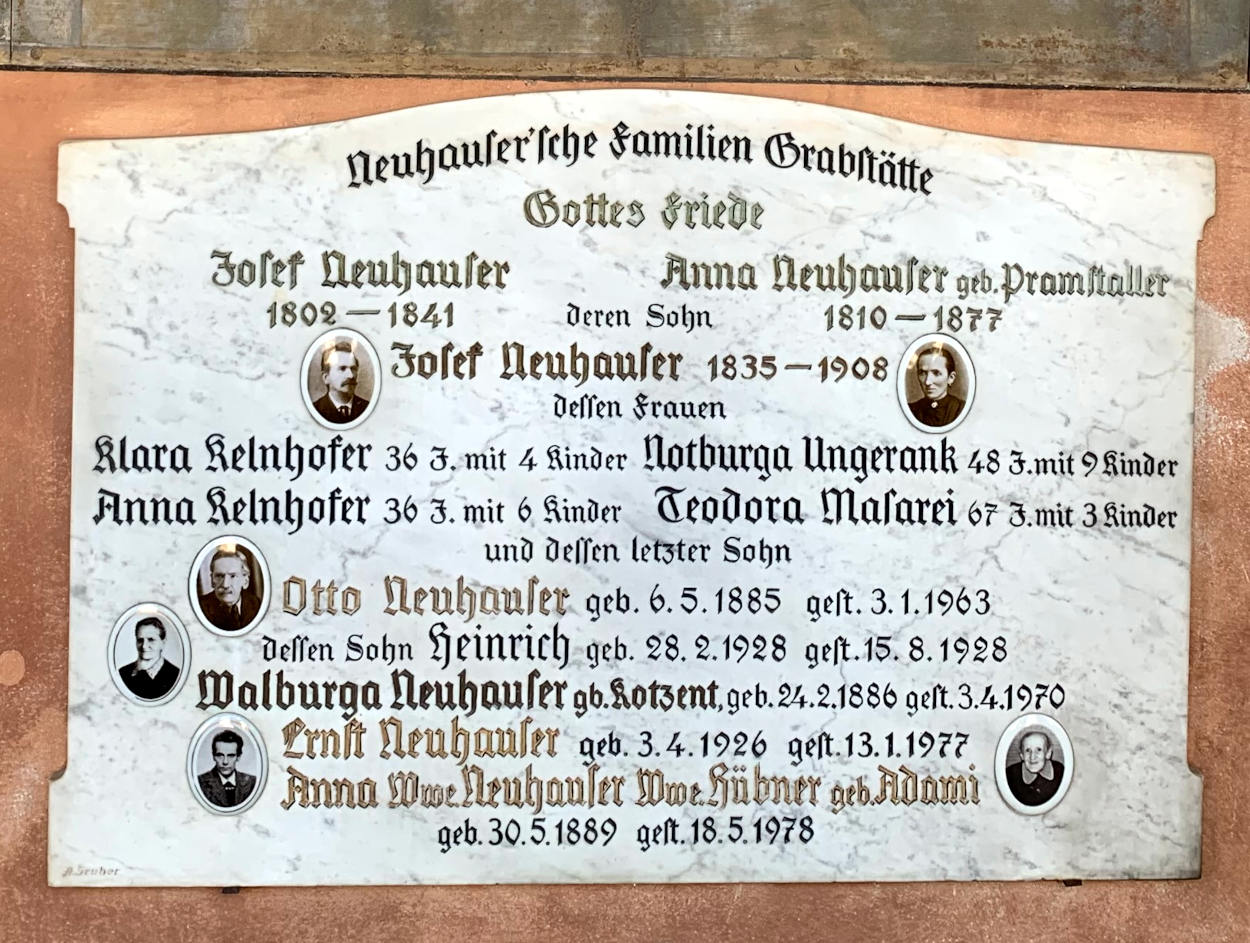 Grabstein der Familie Neuhauser, darauf verzeichnet die Frauen des Josef Neuhaser und die ausgewählte Kinder