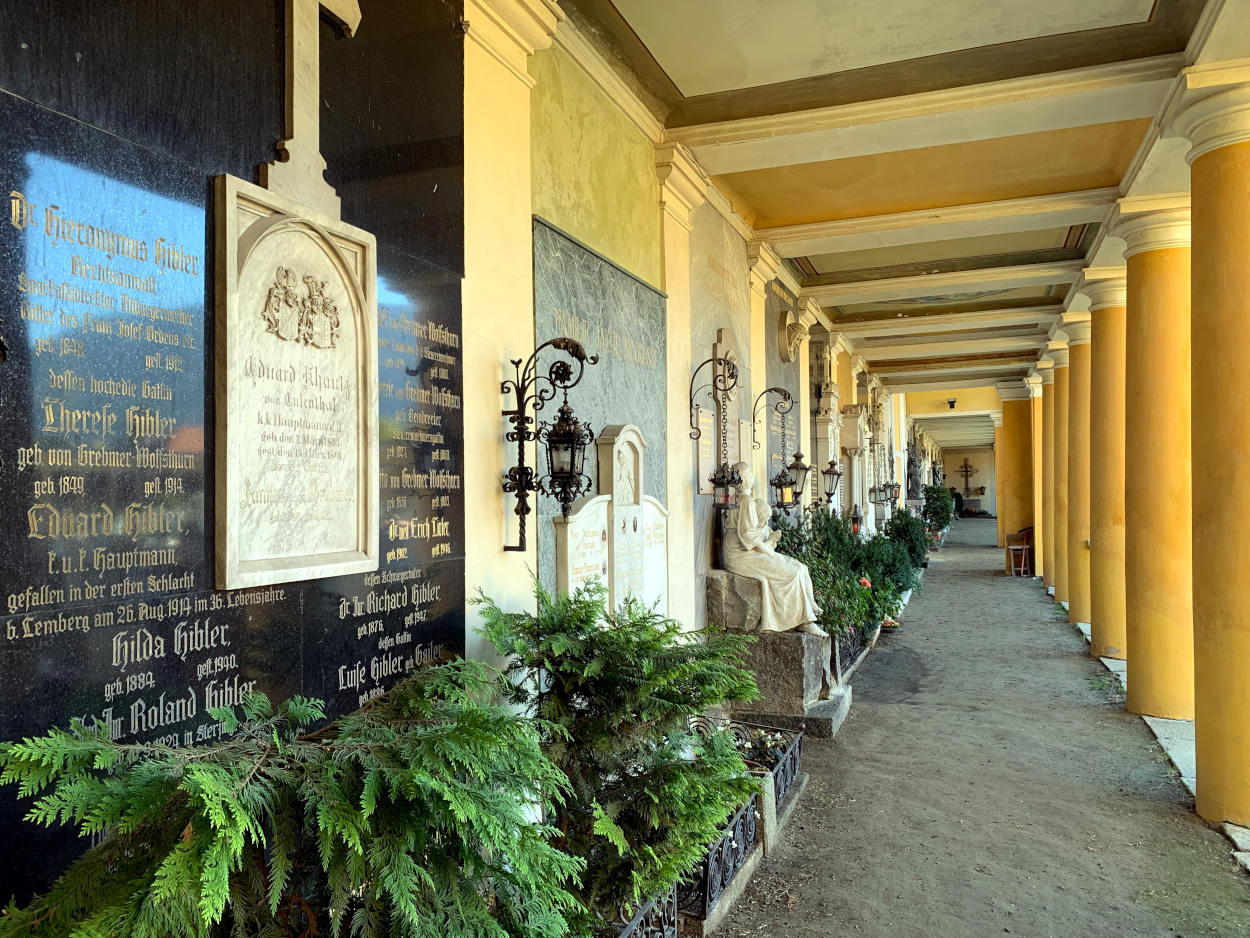 Laubengang auf dem Friedhof in Bruneck
