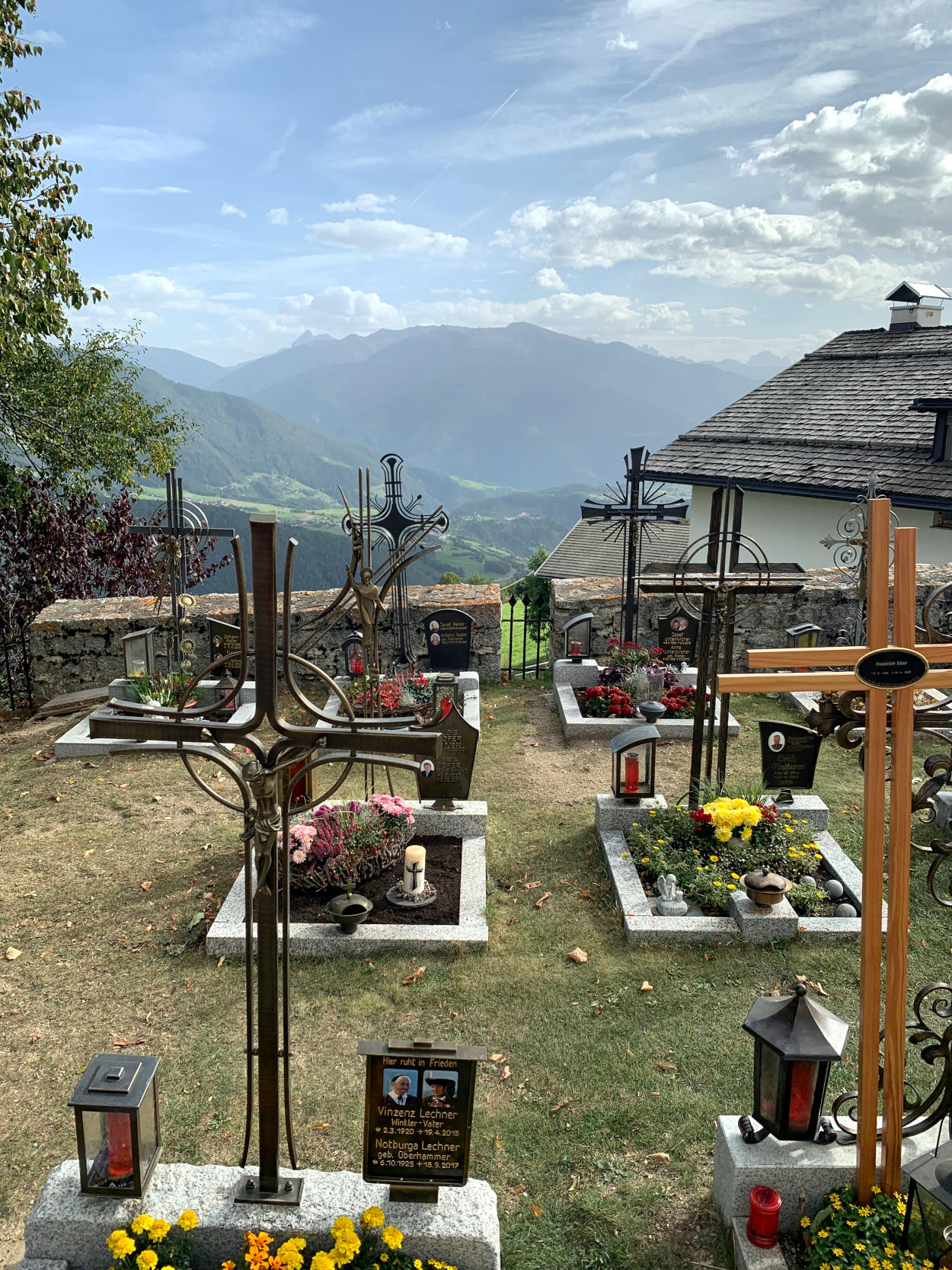 Friedhof in Meransen mit Aussicht
