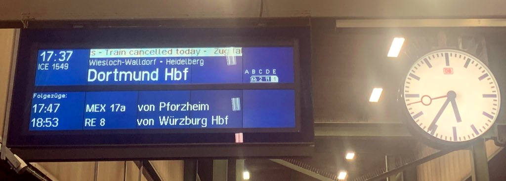Anzeige auf dem Bahnsteig: 17:37 Uhr, IICE 1549 nach Dortmund, Zug fällt aus. Die Bahnhofsuhr daneben zeigt 17:36 Uhr