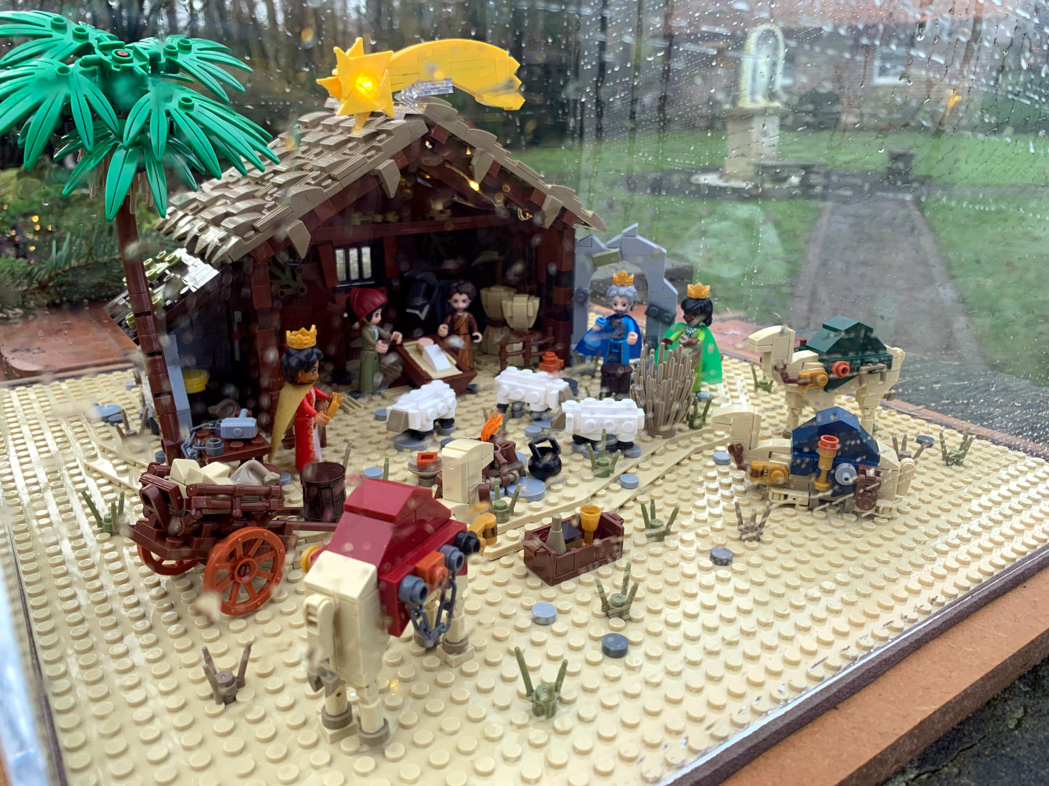 Krippe aus Lego, sehr detailgetreu mit Schafen, Karren, Kamelen und Figuren. 