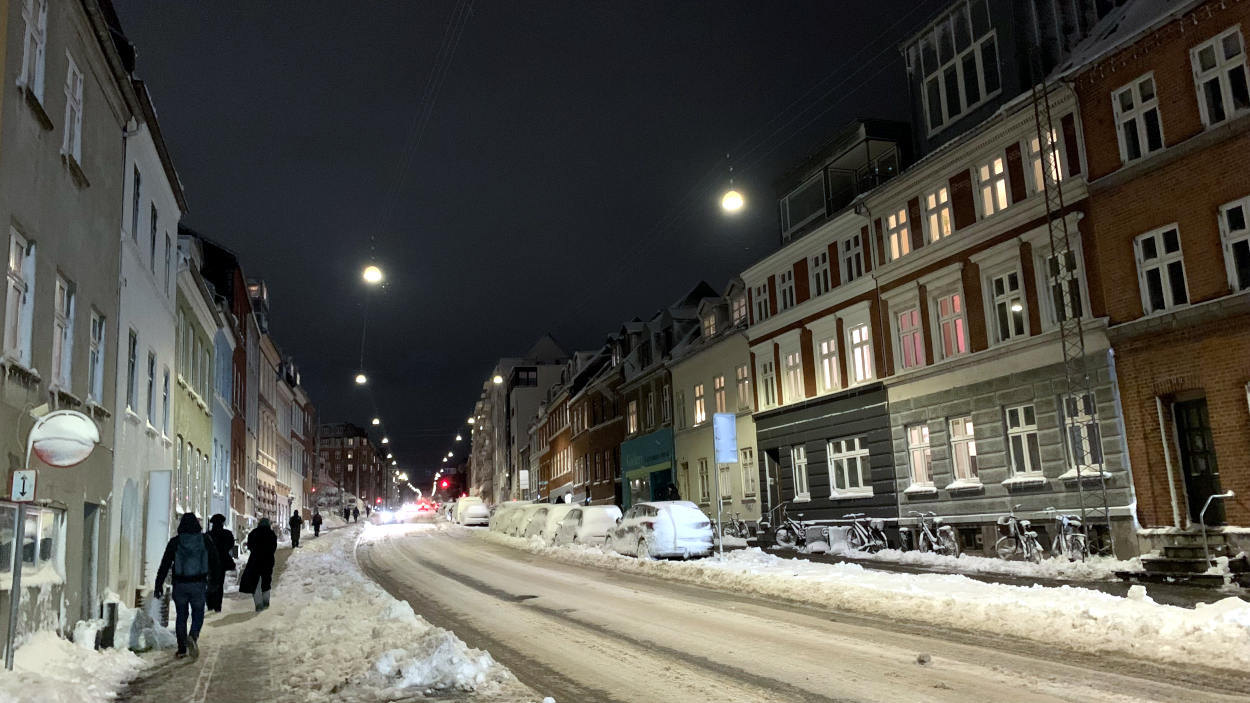 Gang durch die abendlich verschneiten Straßen
