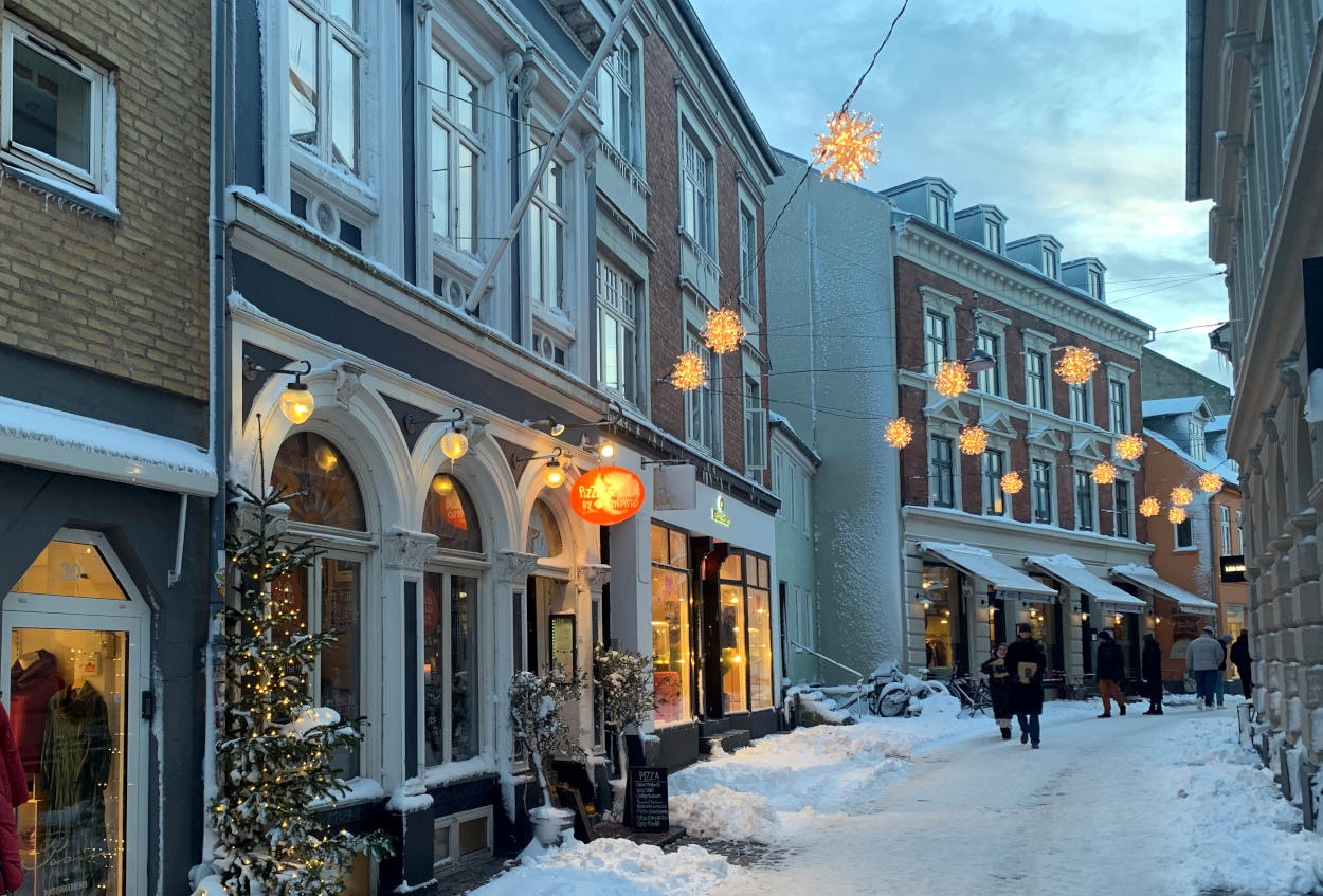 Altstadt mit Lichter-Schneeflocken und erleuchteten Geschhäften