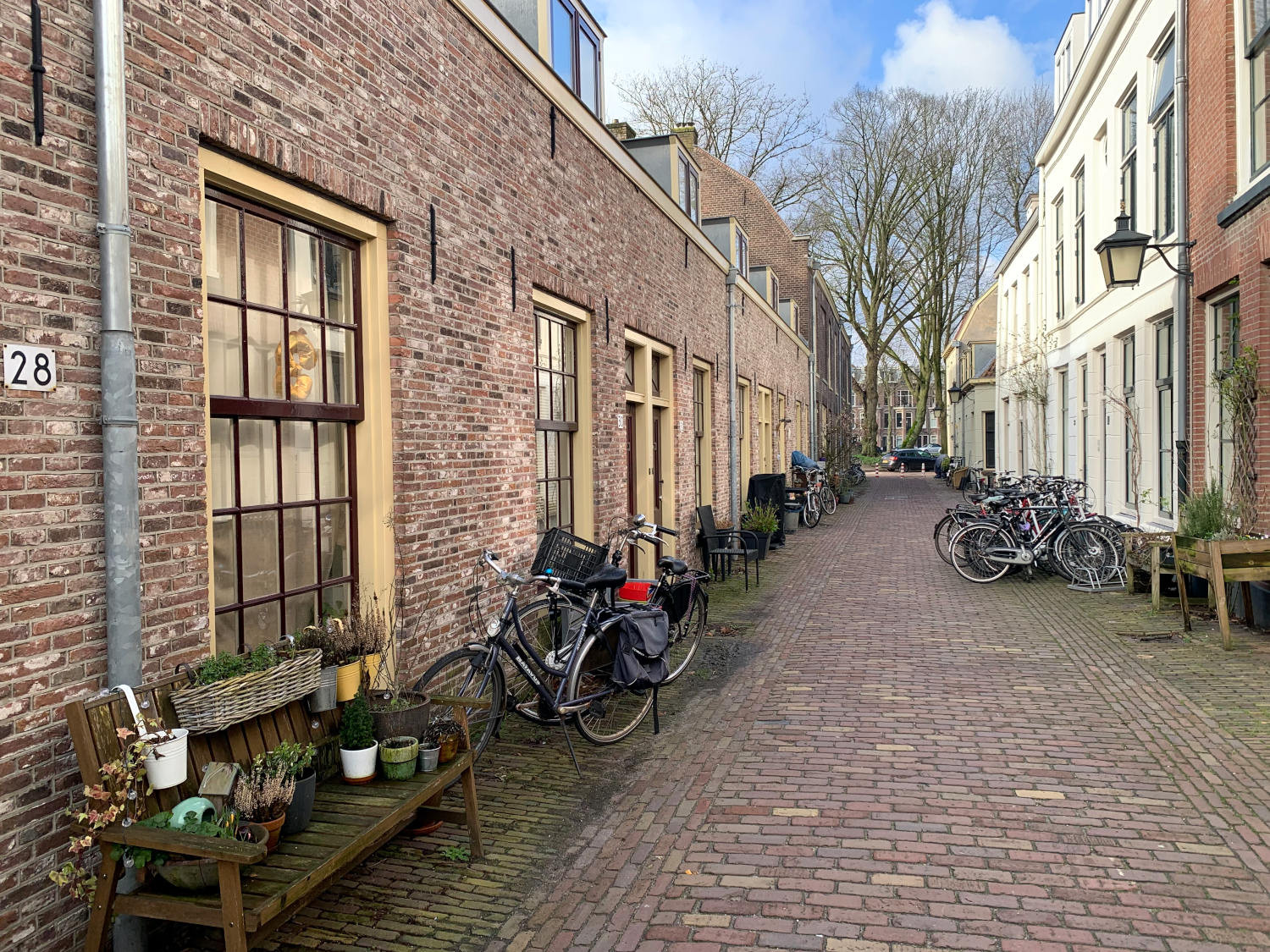 Eine Straße mit kleinen Reihenhäusern, davor Fahrräder